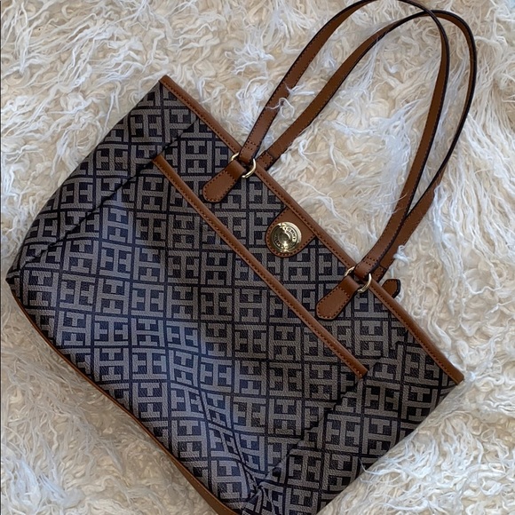 🐚The perfect Tommy Hilfiger shoulder length purse! - Picture 2 of 8